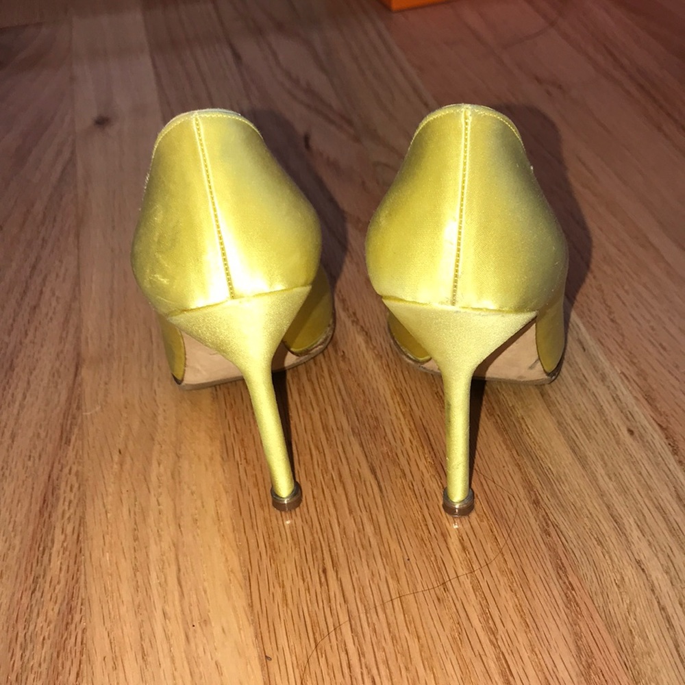 Classic Manolo Blahnik Yellow Hangisi Satin Pump 6 - Picture 4 of 6
